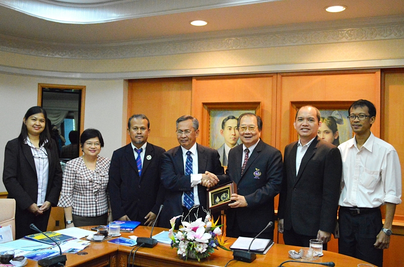 Vice Chancellor of UTHM honors PSU